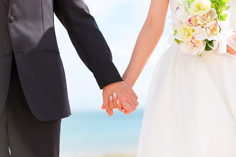 手を握る花嫁