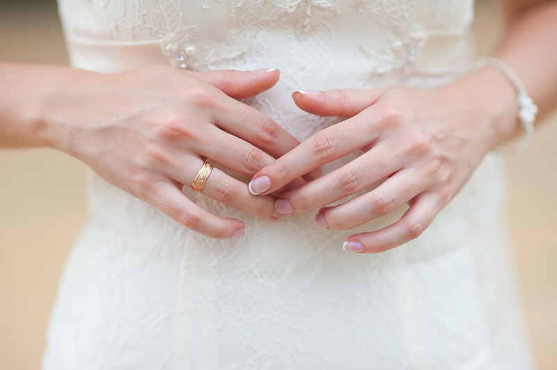 手を組む花嫁